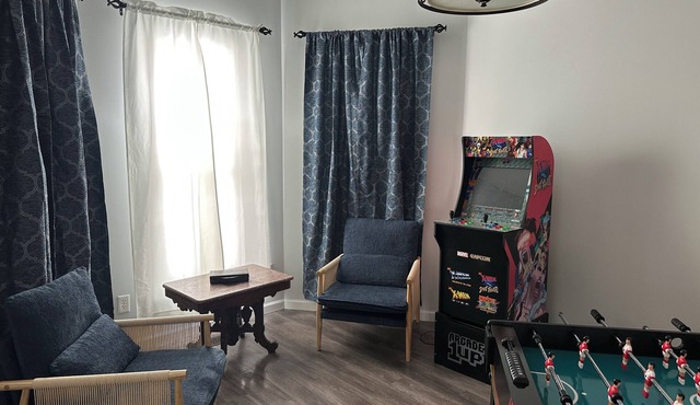 Cozy home w/public lake access, game room, king bed, Grill, Firepit