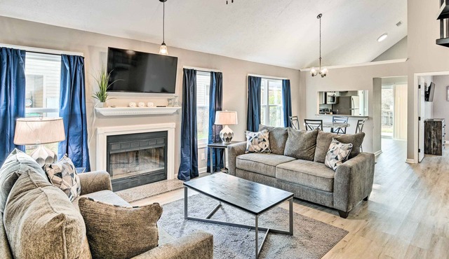 Cozy Home w/Yard ~ 12 Mi to Dtwn Nashville!