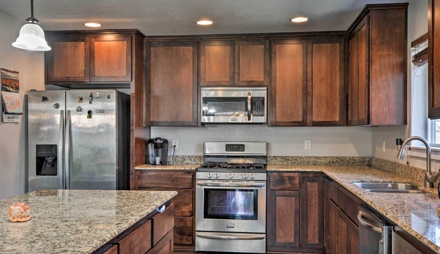 Cozy Home w/Yard ~ 3 Mi to Downtown Medford!