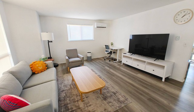 Cozy home, Walk to Lake, Food & Shops, EV Charger