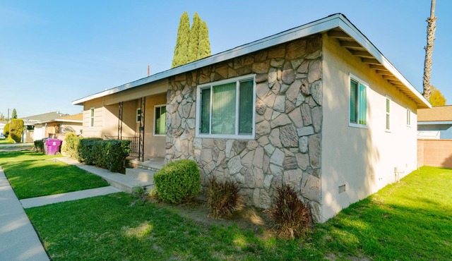 Cozy Home Walking Distance to Hospital and Minutes From Mall Shopping Center!