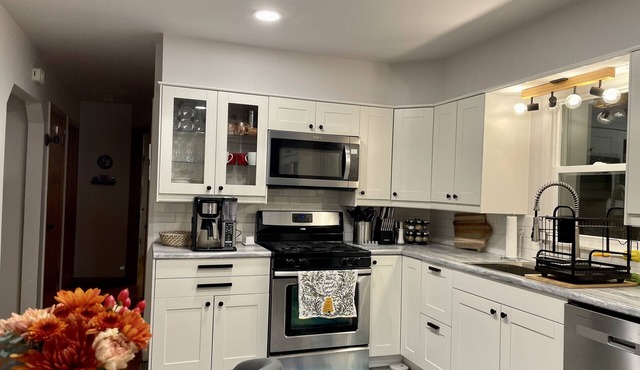 Cozy Home Walking Distance to the Stadium and Downtown! Kid and Pet Friendly.