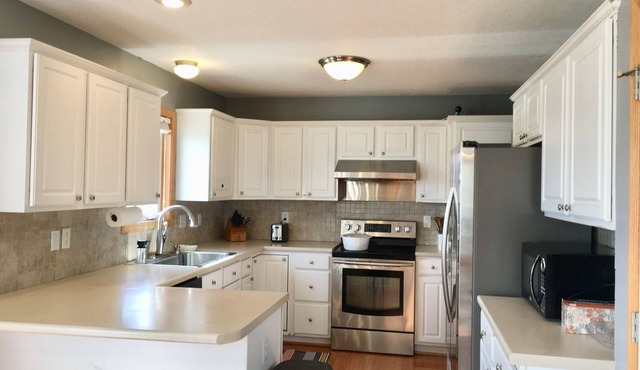 Cozy home with 4 bedroom in Urbandale