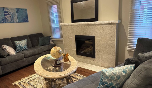 Cozy home with all ammenties, 15 min from Airport, close to malls, resturants