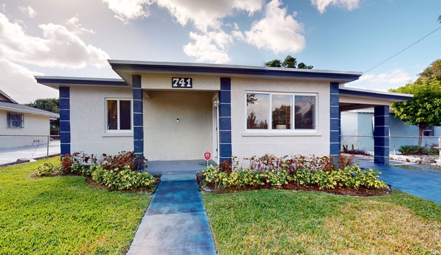 Cozy home with B.B.Q.grill, hot tub, central AC, and enclosed yard