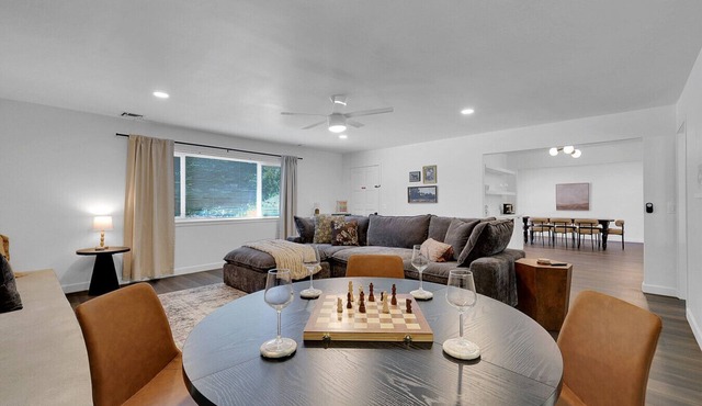 Cozy Home with Big Yard, Games, Fire Pit, Dogs OK