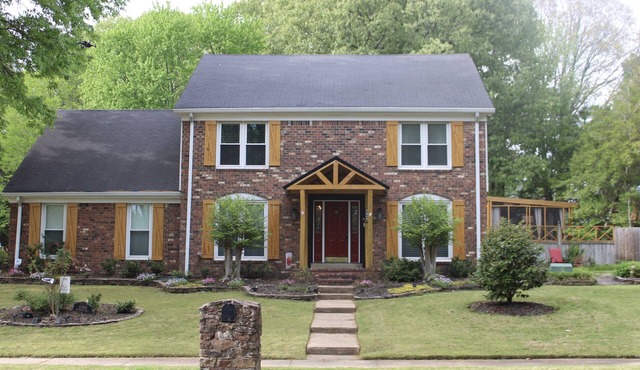 Cozy home with breathtaking backyard view. Uber Eats card with 5 or more days