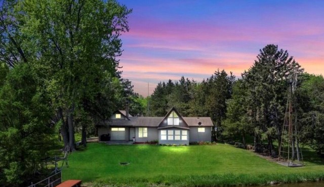 Cozy home with breathtaking sunrises & view of Little Rock Lake for all seasons