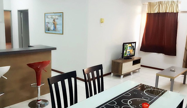 Cozy home with convenient location, walking distance to the beach