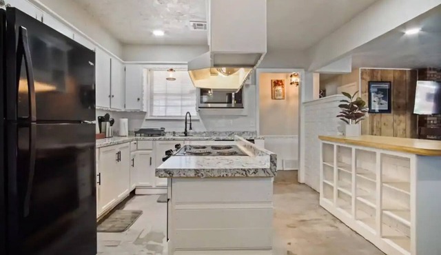 Cozy home with fenced yard in Midwest Citynn