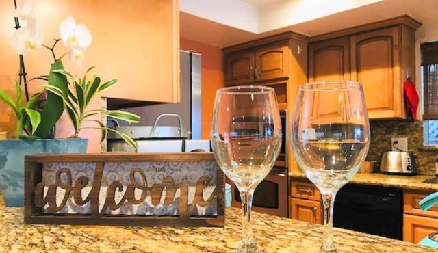 Cozy home with fireplace, walk to the beach, perfect location + free parking