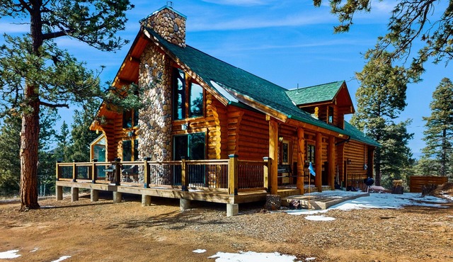 Cozy home with fully stocked kitchen, large deck, mountain views & fast wifi