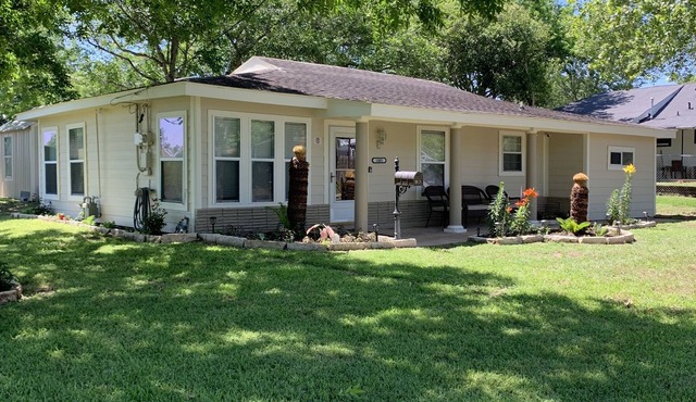 Cozy home with great landscaping and cute decor!
