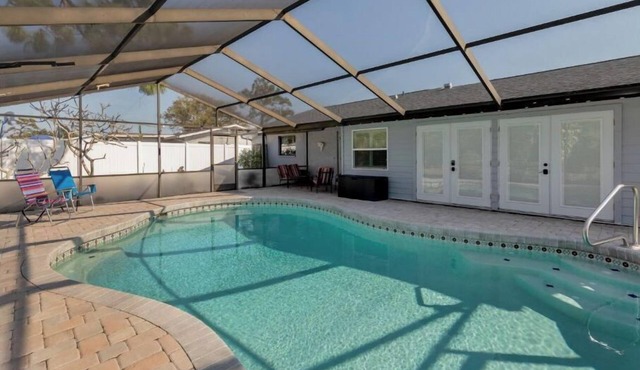 Cozy home with heated pool - 8 min from the beach.