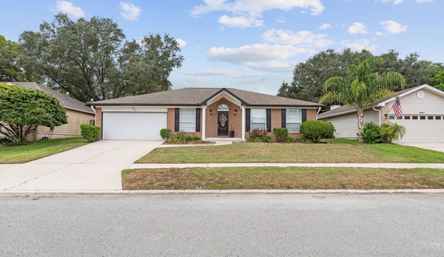Cozy home with large fenced in yard just minutes to Mayo, UNF, and beaches.