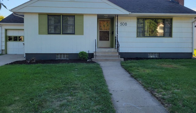Cozy home with large backyard located 2 blocks from downtown