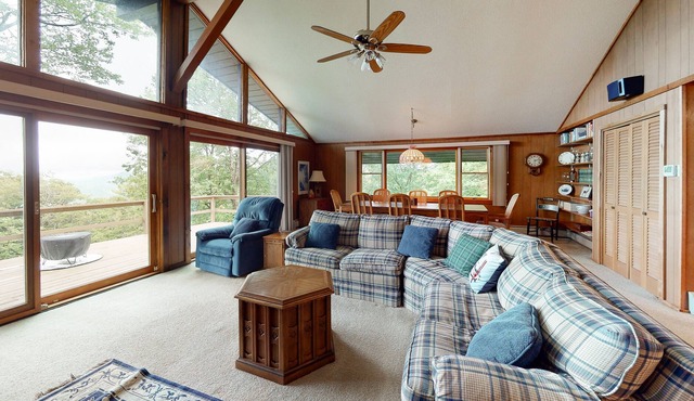 Cozy home with large deck, views, pool table & pools