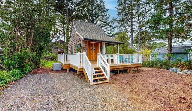 Cozy home with loft, steps to ocean, with workspace and streaming