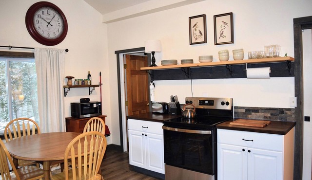 Cozy Home with Modern Upgrades in Quite Wooded Setting -Tri-St Area NH, MA, VT