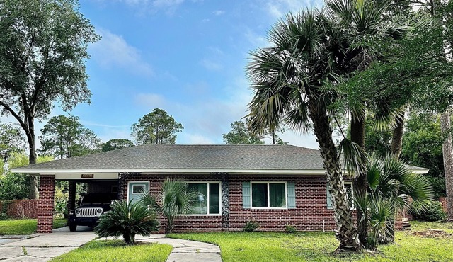 Cozy home with modern interior fur-baby friendly. Near The Golden Isles Georgia