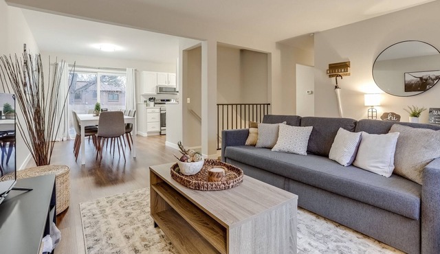 Cozy Home with Modern Vibes | Pet Friendly | Game Room |