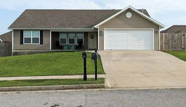 cozy home with pet-friendly yard, fast wi-fi, and close to Fayetteville