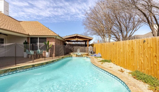Cozy Home with pool and backyard, 5 bed house.