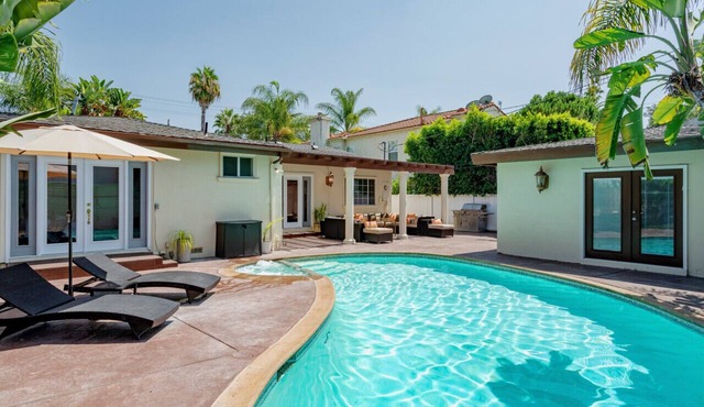 Cozy Home with Pool and Jacuzzi Minutes from Universal Studios
