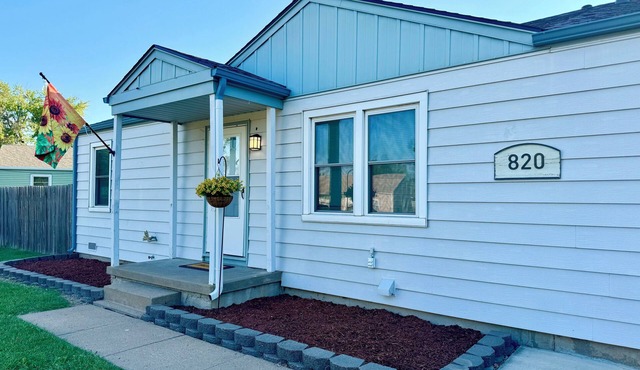 Cozy home with privacy fence, fire pit & garage!