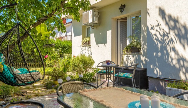 Cozy Home with private Garden, Dražice, Croatia