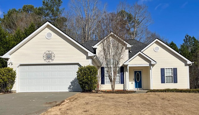Cozy home with relaxing backyard