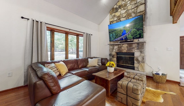 Cozy Home with Theater Room and Hot Tub