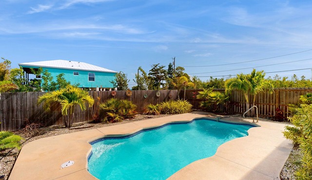 Cozy home with private pool, BBQ, central AC, private dock