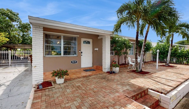 Cozy home with enclosed backyard, fire pit, central AC, wifi