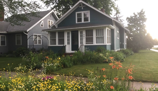 Cozy home with large porch near downtown riverfront, dining and entertainment