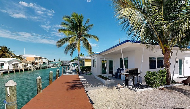 Cozy home with water access, full kitchen, internet, AC