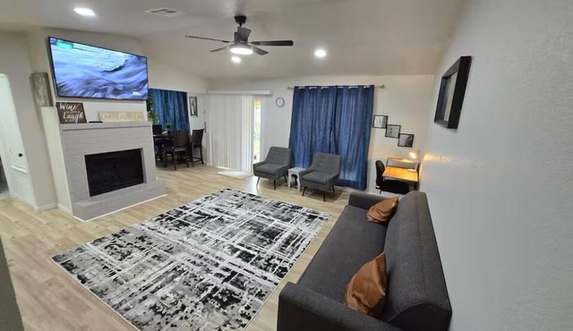 Cozy Home Wt Hot Tub, WiFi n Smart Tv
