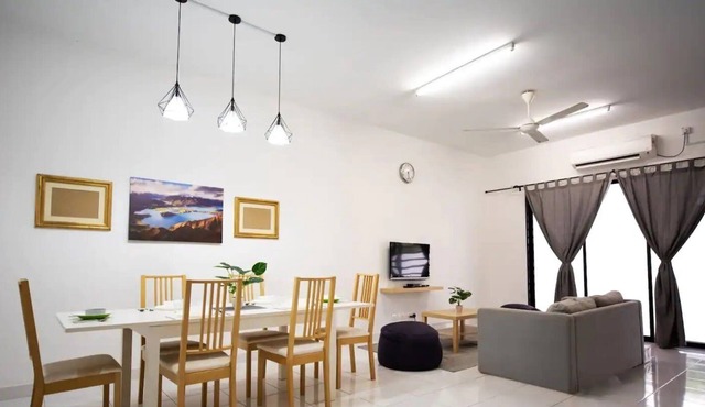 Cozy & Homely 4BR Home Near Legoland & Hello Kitty