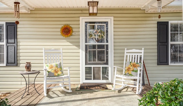 Cozy Hometown Getaway!