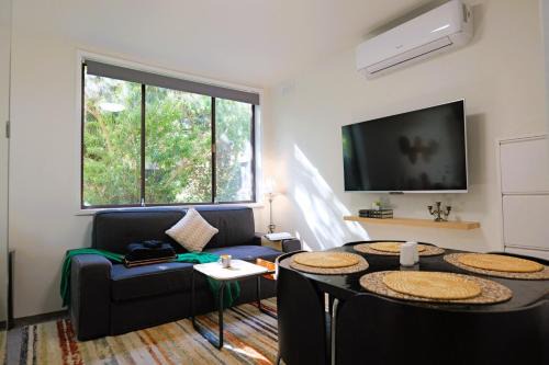 Cozy Hommee In Between CBD & Airport - Free Parking & Self Check-In