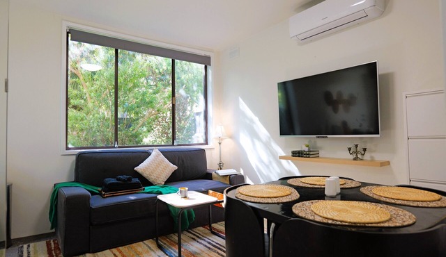 Cozy Hommee Stay Near CBD & Airport | Free Parking & Self Check-In