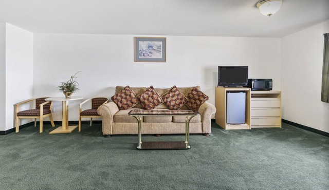 Cozy Honeymoon Suite with Jacuzzi and Free Parking