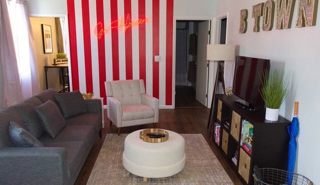 Cozy-Hoosier themed bungalow-Walk to best city parks and Downtown.