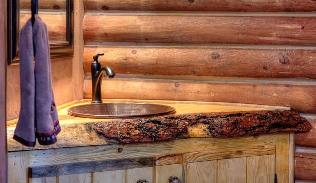 Cozy Horny Toad Log Cabin