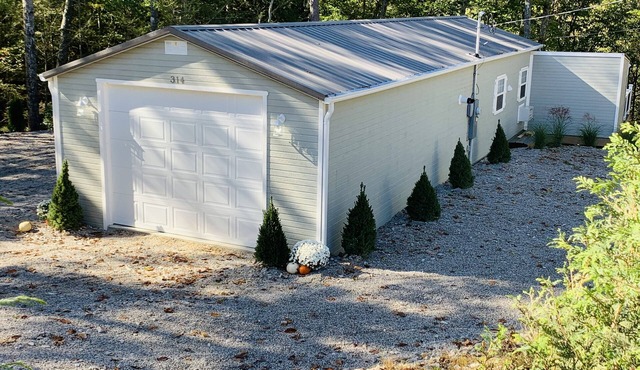 Cozy Hot Tub Cottage!