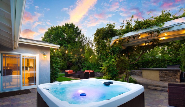 Cozy Hot Tub Home - Disneyland | Beaches | BBQ | Backyard Lounge w/ Lights