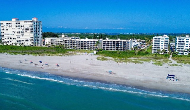 Cozy hotel in lovely Cocoa Beach with fitness room, beautiful ocean front patio