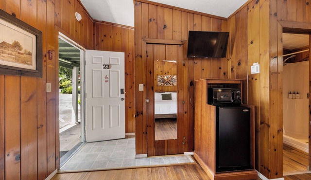 Cozy hotel room in soothing Hendersonville with AC