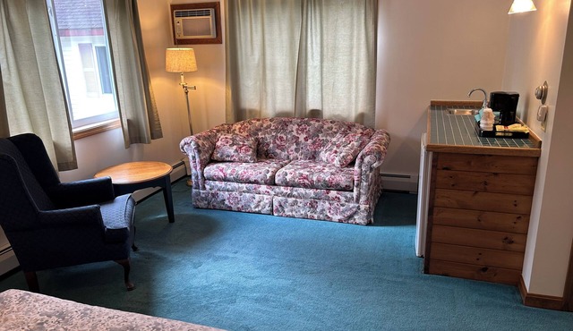 Cozy Hotel Room with 2 queen beds Jacuzzi Tub in The Forks on The Kennebec River