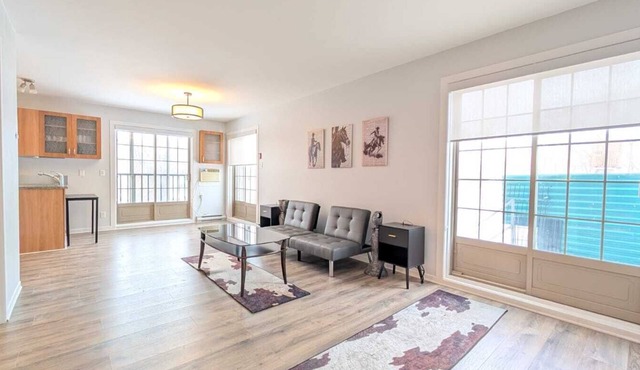 Cozy Hotel Suite – 3 Bedrooms, 3 Bathrooms, Full Kitchen & Bright Living Room